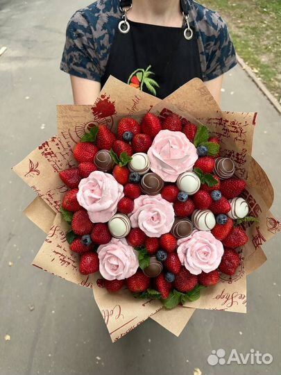 Букет из клубники с зефирными цветами