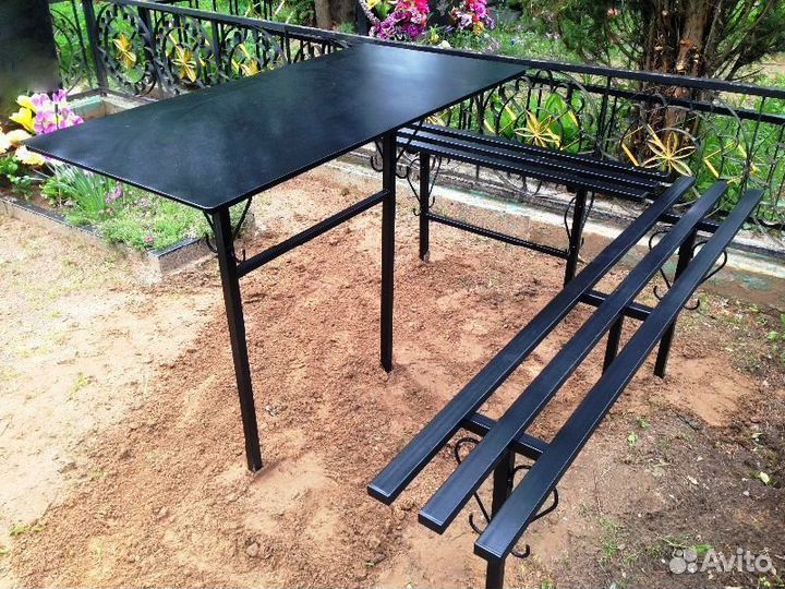 Столики лавочки на кладбище