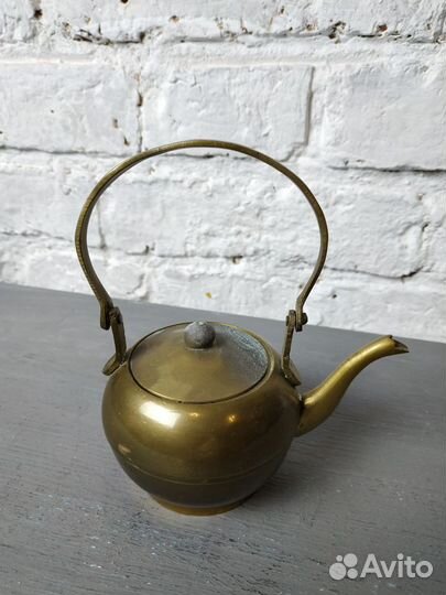 Старинный круглый чайник из латуни