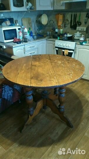 Старинный круглый стол