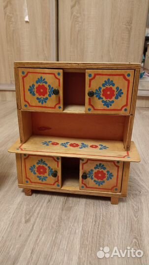 Сервант, шкаф и швейная машинка