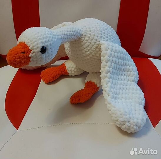 Гусь обнимусь вязаный