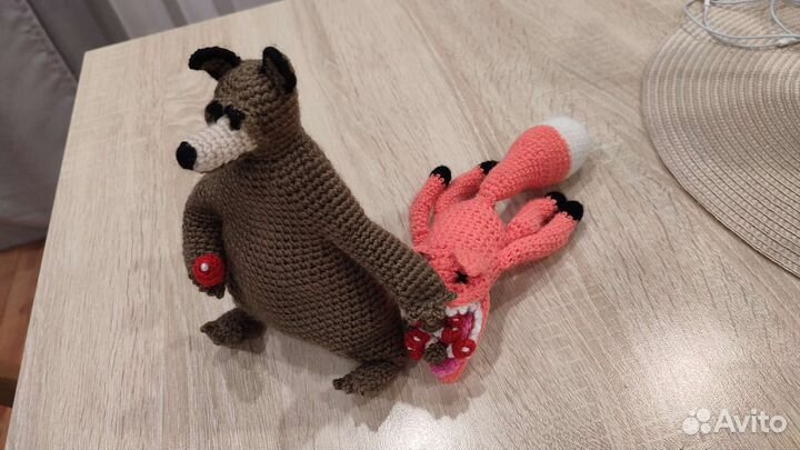 Медведь собирает грибы в лису