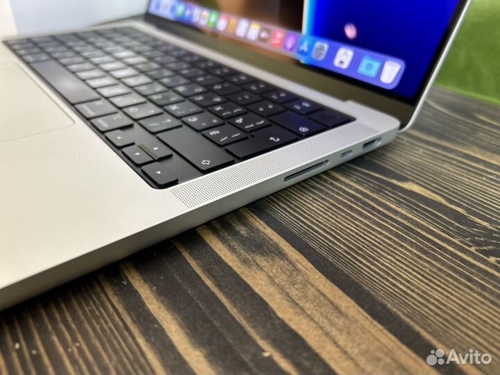 Like New 2022 MacBook Pro 14 M1 Pro 16GB 512GB SL