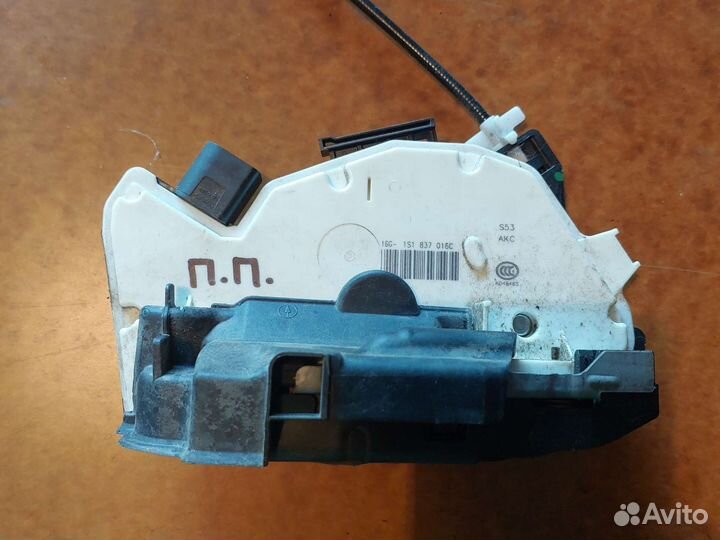 Замок передней правой двери Skoda Fabia 2