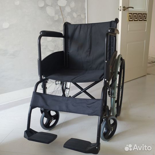 Инвалидная коляска (почти новая)
