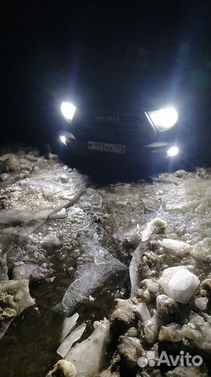 Вытащить из грязи и снега застрял автомобиль