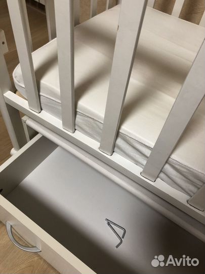 Детская кроватка с поперечным маятником