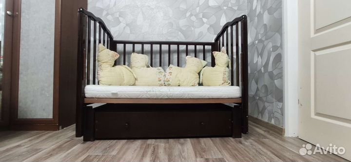 Детская кроватка с продольным маятником