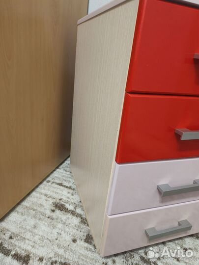 Тумба на колесиках с ящиками