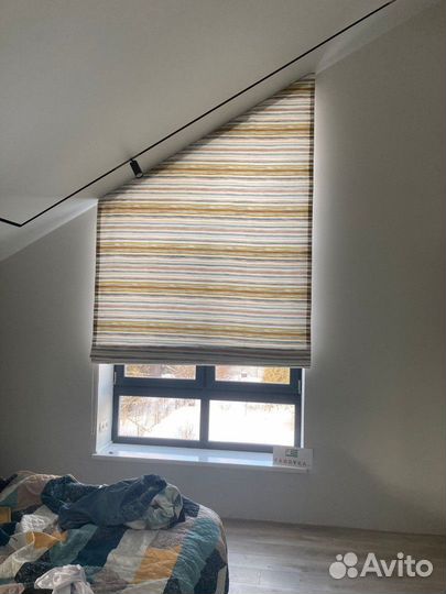 Светлые шторы на косые окна