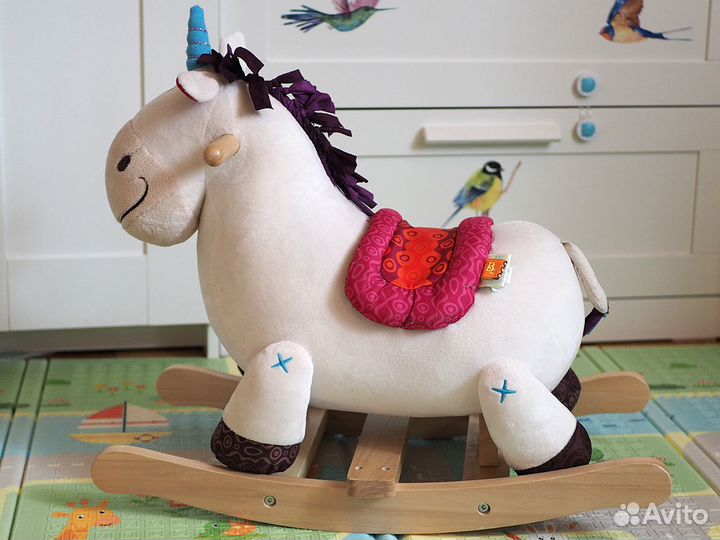 Цокает копытами лошадка-качалка Дилли-Долли