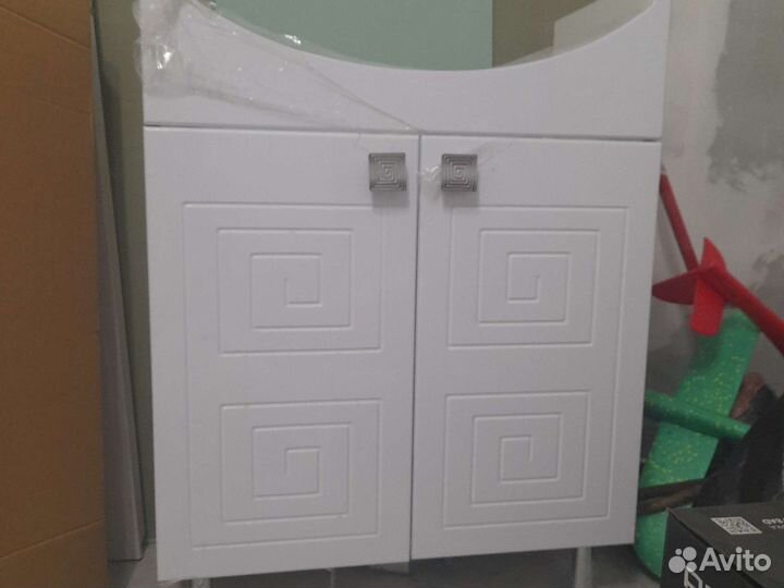 Комплект мебели с раковиной для ванной