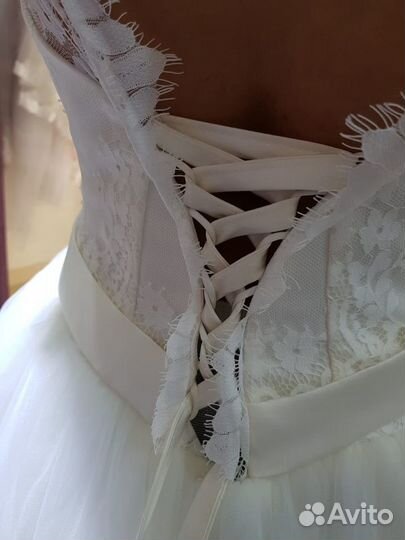 Шикарное свадебное платье со шлейфом р.40-42
