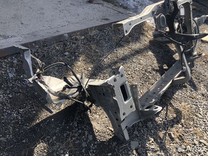 Панель/рамка радиатора Toyota Avensis AZT250