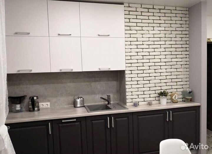 Уютный кухонный гарнитур в современном стиле