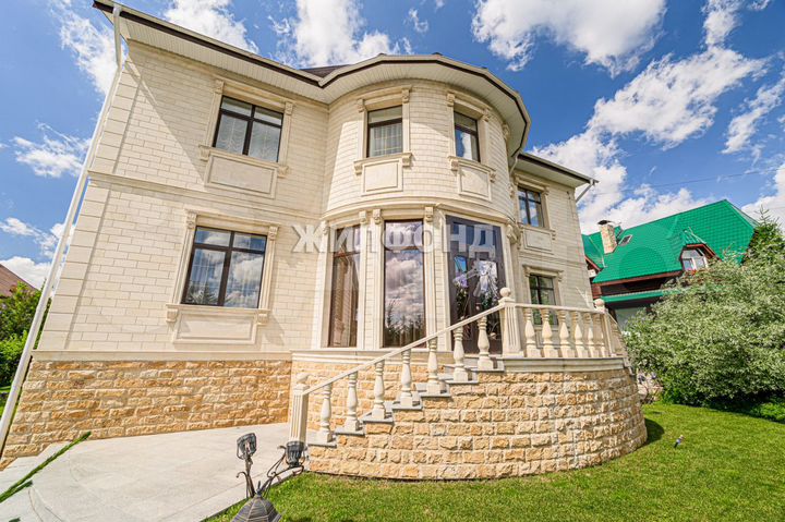 Коттедж 589,8 м² на участке 10 сот.