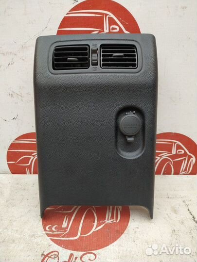 Накладка центральной консоли подлокотник Infiniti