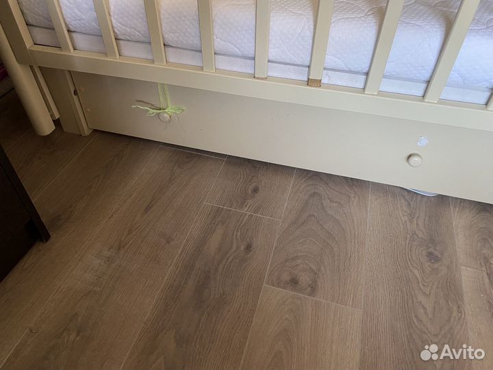 Детская кроватка с маятником и ящиком