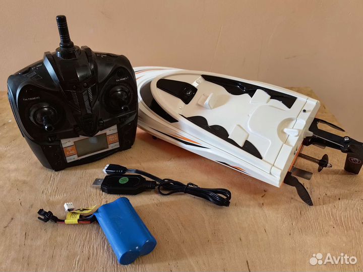 Радиоуправляемый катер