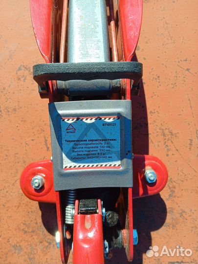 Домкрат подкатной