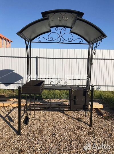 Мангал с крышей