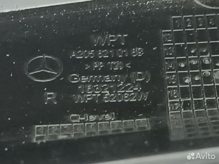 Накладка петли багажника правая Mercedes-Benz W205