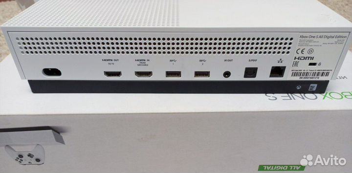 Xbox one s 1tb 2 геймпада