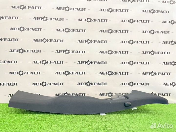 Обшивка центральной стойки правая Mercedes E63 Amg