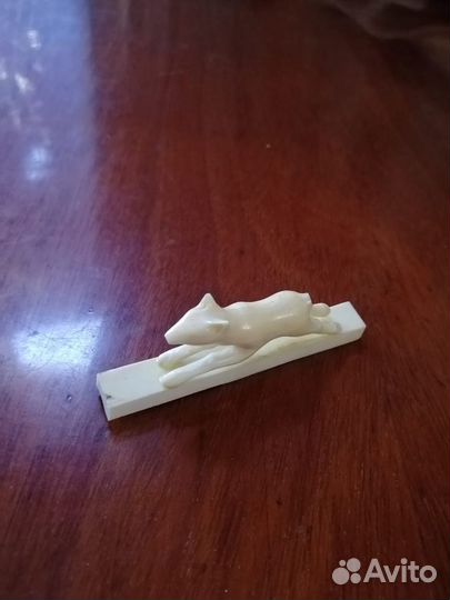 Статуэтка собачка на панели