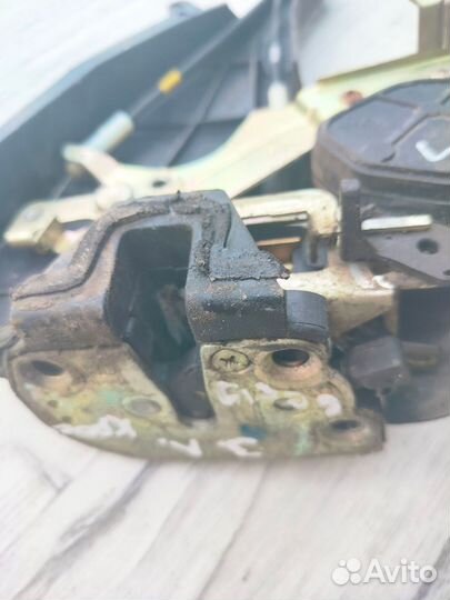 Замок двери задней левой Geely MK Cross, I 2013