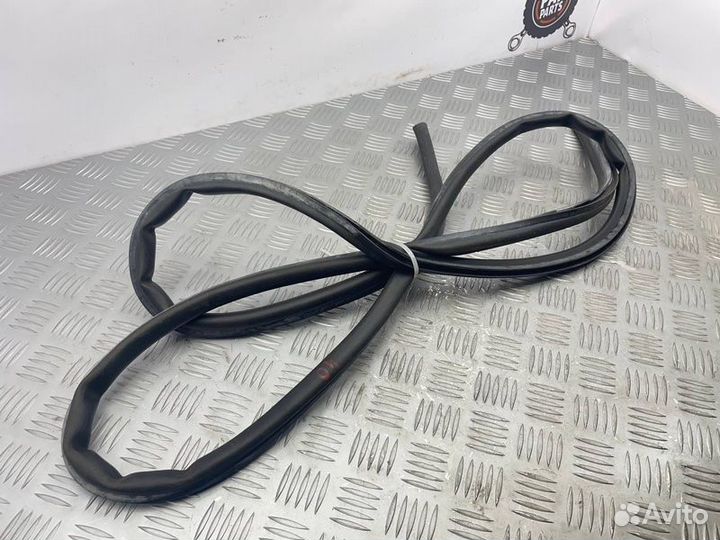 Уплотнительная резинка капота Bmw 5 F10 N47D20C