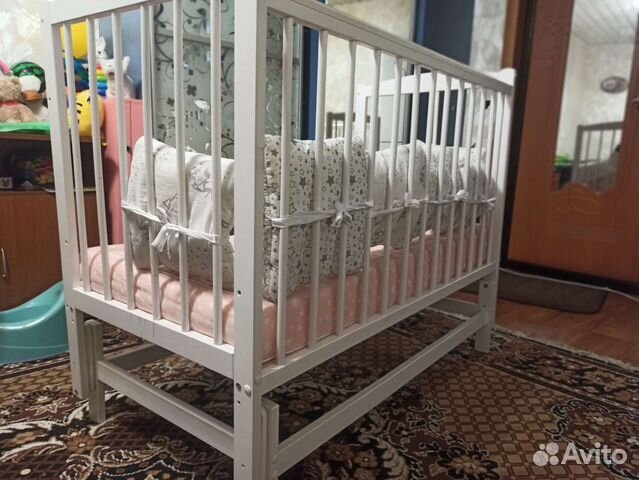 Детская кроватка с маятником белая