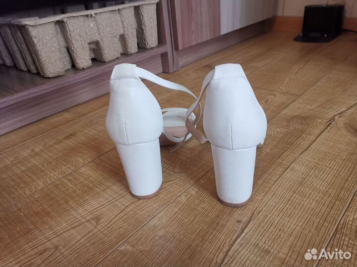 Белые босоножки 41