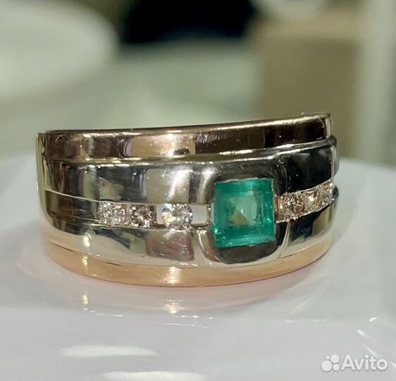 Золотое кольцо с бриллиантами и изумрудом