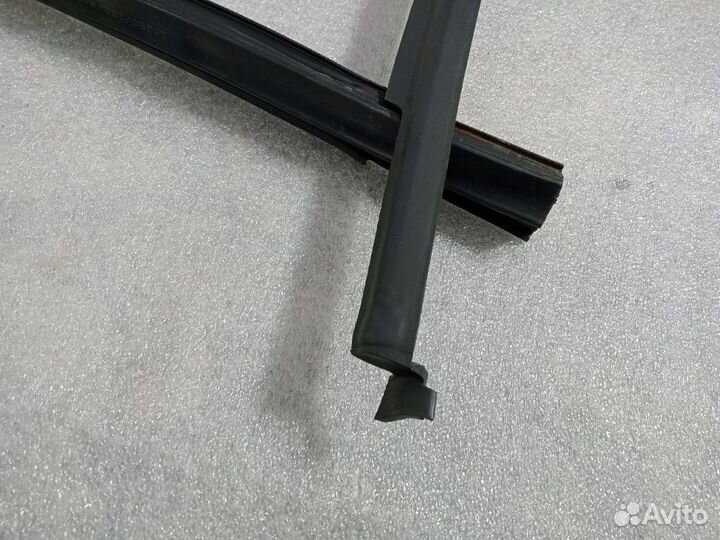 Уплотнитель стекла skoda fabia 2 Задний левый