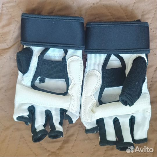 Перчатки для единоборств