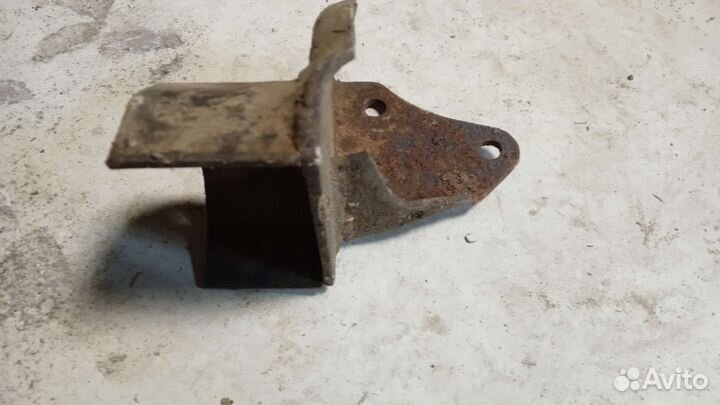 Крепление двигателя