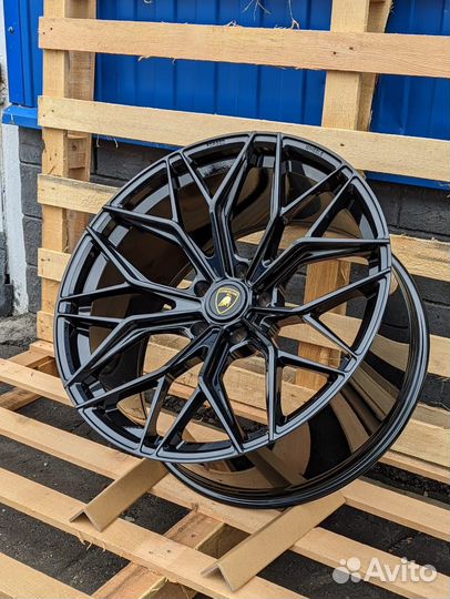 Кованые диски GT Forged R22 на Lamborghini Urus