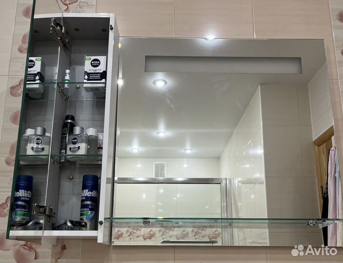 Зеркало со шкафчиком в ванную комнату