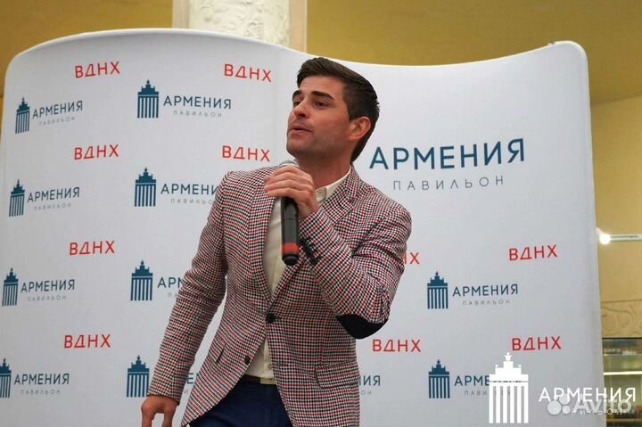 Преподаватель по эстрадному вокалу и певец