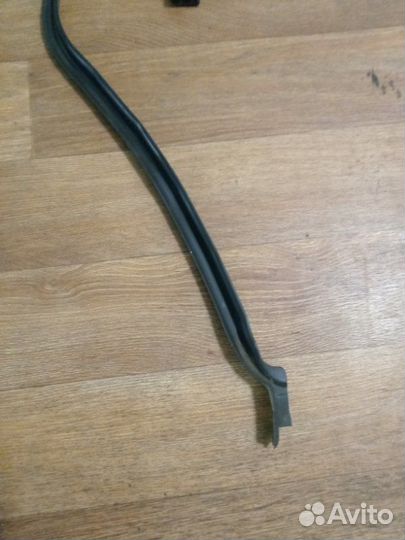 Уплотнитель стекла двери задний левый Volkswagen