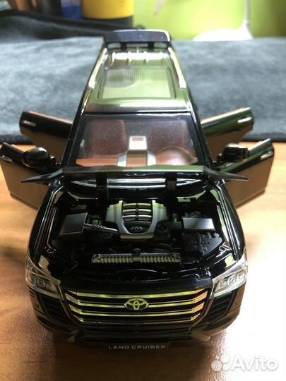 Моделька Land Cruiser 300