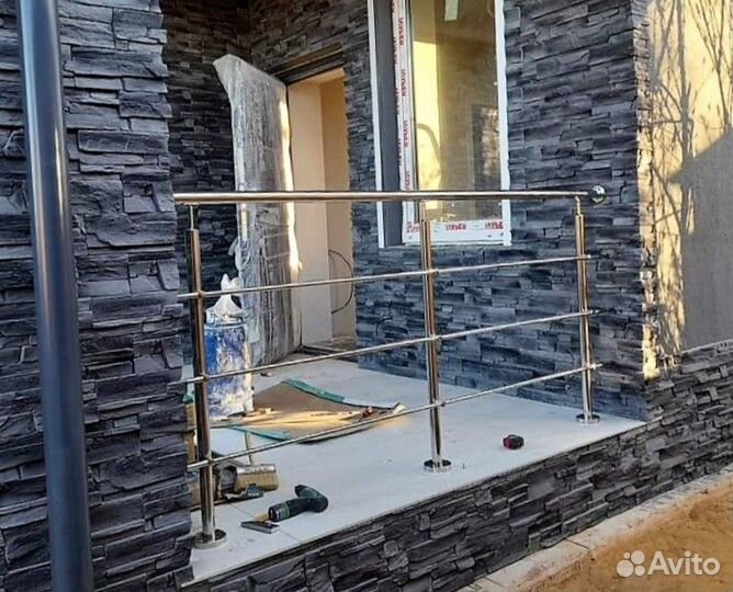 Ограждение крыльца дома