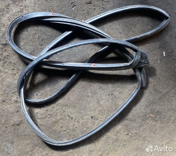 Уплотнитель двери передней левой Toyota Vitz 1999