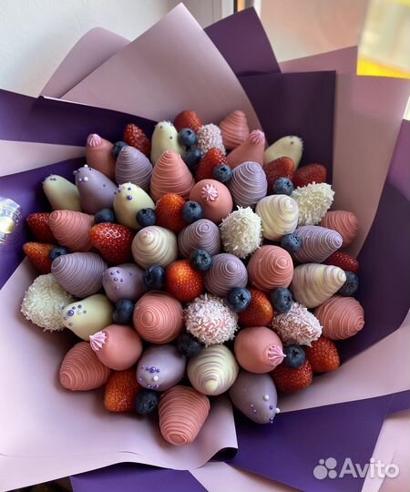 Съедобные букеты из клубники в шоколаде и ягод