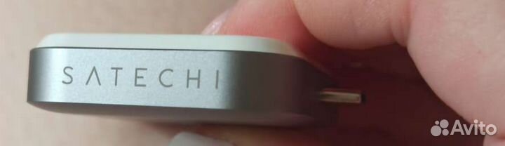 Беспроводная зарядка Satechi для AirPods