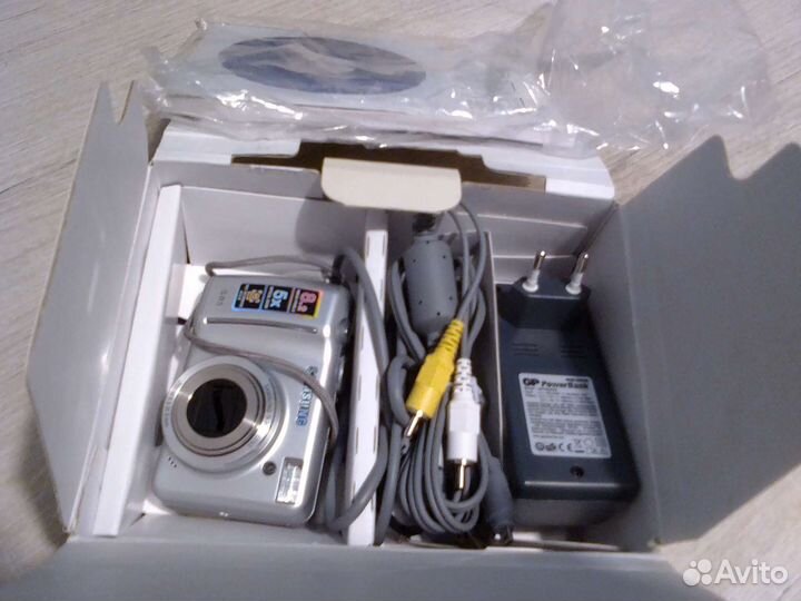 Фотоаппараты Полароид и Самсунг