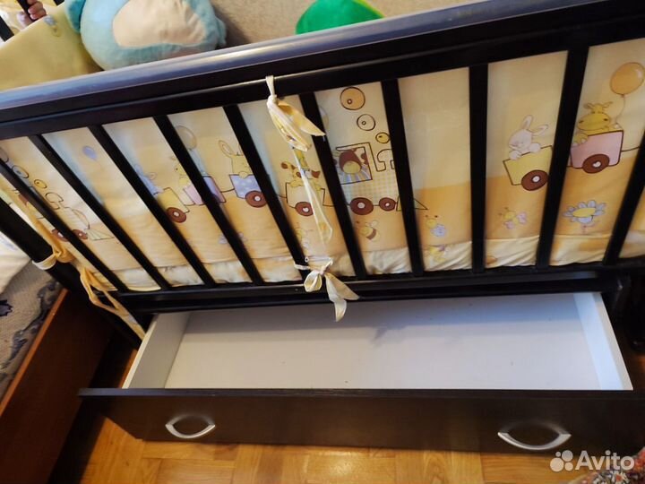 Детская кроватка с маятником и ящиком