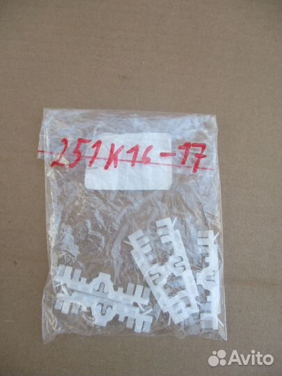 Клипса бокового молдинга лоб стекла Volvo XC60